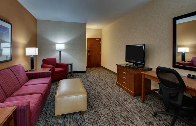 Drury Inn & Suites Findlay - Two-room Suite Guestroom