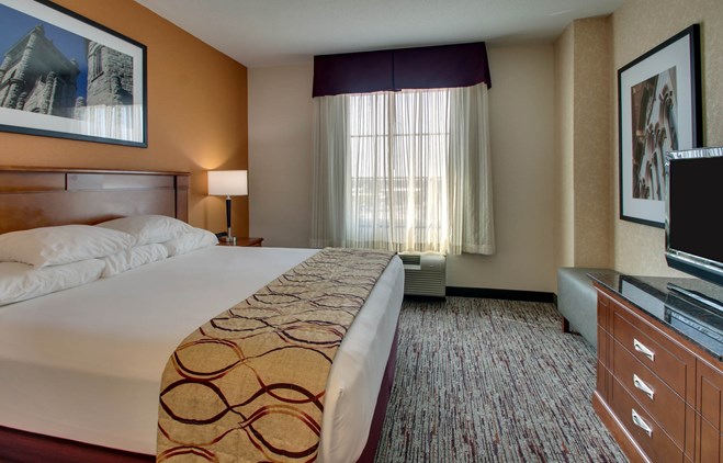 Drury Inn & Suites Findlay - Two-room Suite Guestroom