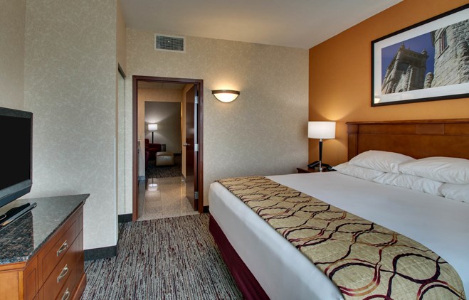 Drury Inn & Suites Findlay - Two-room Suite Guestroom