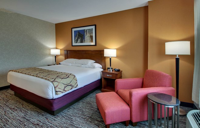 Drury Inn & Suites Findlay - Deluxe King Guestroom