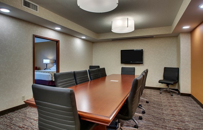 Drury Inn & Suites Findlay - Deluxe King Guestroom