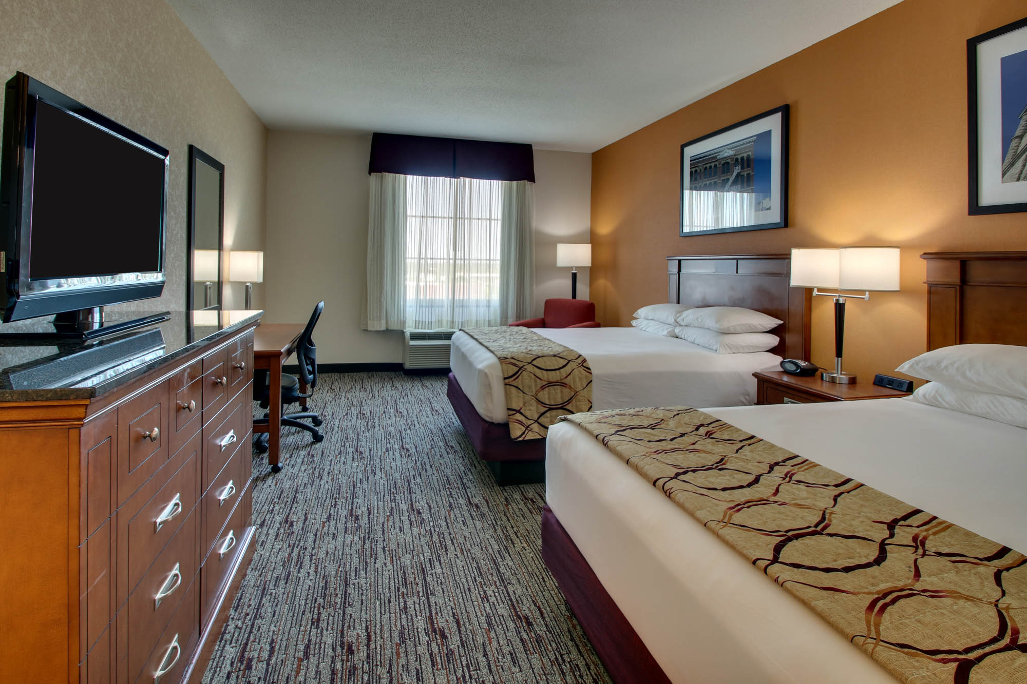 Drury Inn & Suites Findlay - Deluxe Queen Guestroom