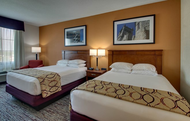 Drury Inn & Suites Findlay - Deluxe Queen Guestroom