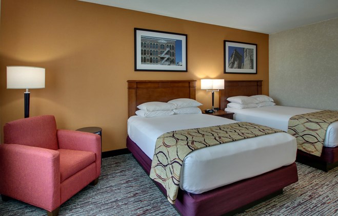 Drury Inn & Suites Findlay - Deluxe Queen Guestroom