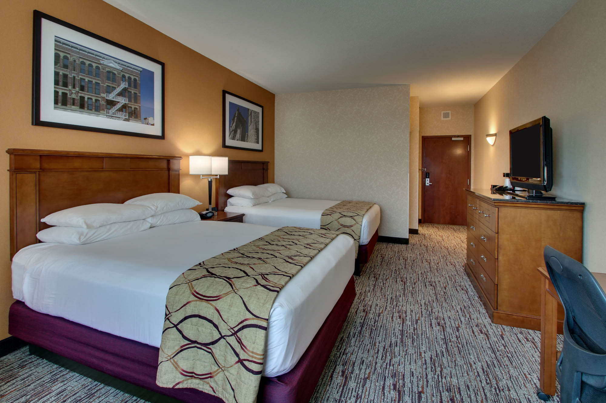 Drury Inn & Suites Findlay - Deluxe Queen Guestroom