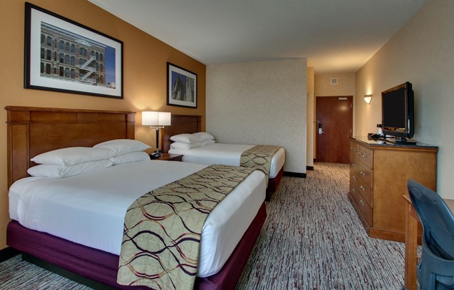 Drury Inn & Suites Findlay - Deluxe Queen Guestroom