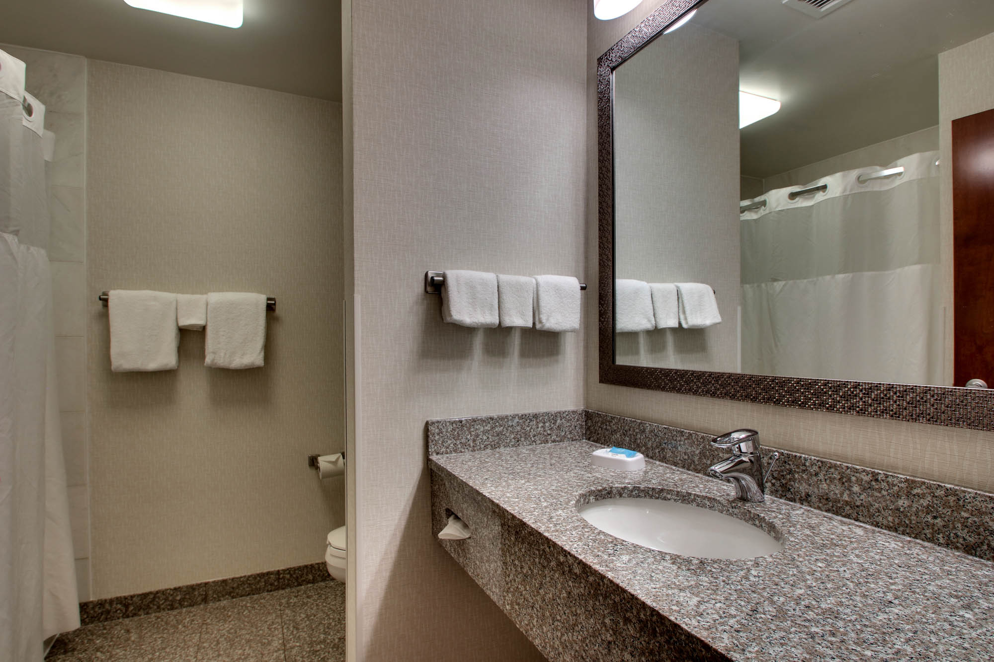 Drury Inn & Suites Findlay - Bathroom