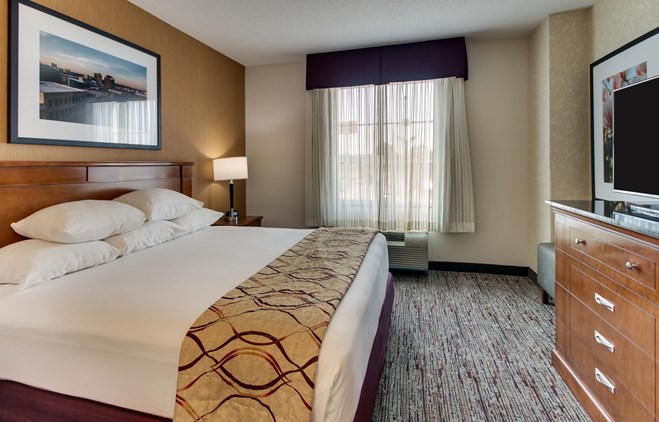 Drury Inn & Suites Meridian - Two-room Suite Guestroom
