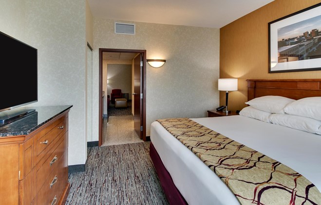 Drury Inn & Suites Meridian - Two-room Suite Guestroom
