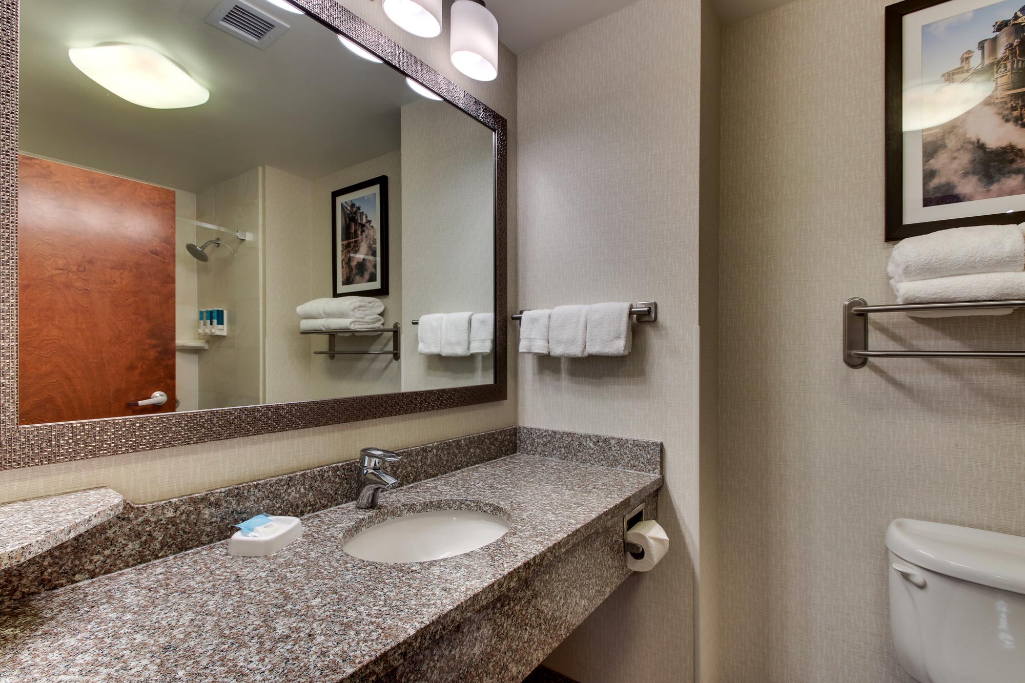Drury Inn & Suites Meridian - Two-room Suite Guestroom