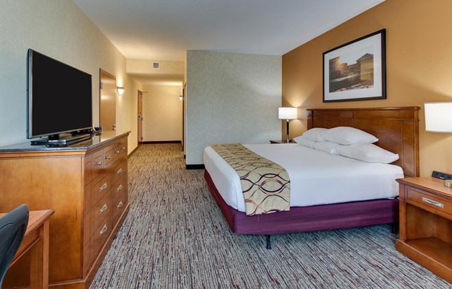 Drury Inn & Suites Meridian - Deluxe King Guestroom
