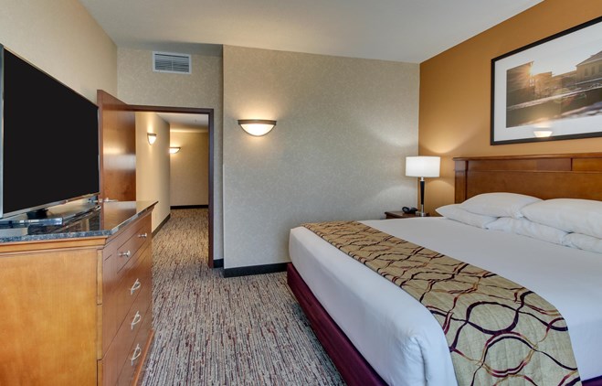 Drury Inn & Suites Meridian - Deluxe King Guestroom
