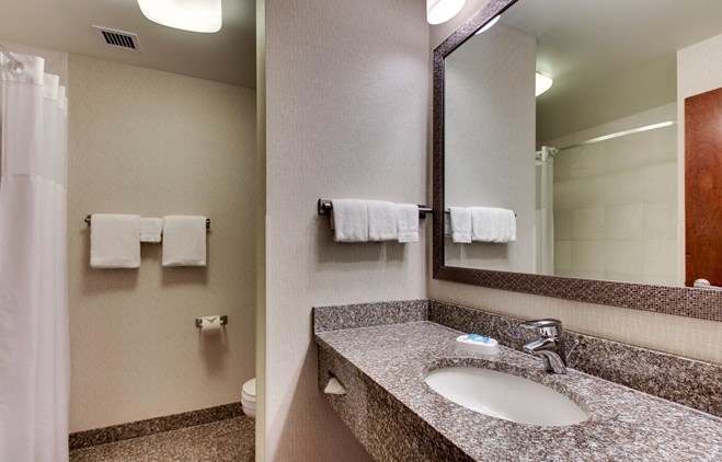 Drury Inn & Suites Meridian - Deluxe King Guestroom
