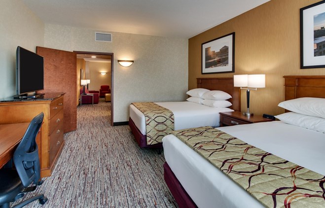 Drury Inn & Suites Meridian - Two-room Suite Guestroom