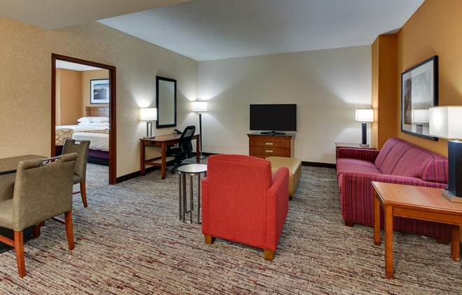 Drury Inn & Suites Meridian - Two-room Suite Guestroom