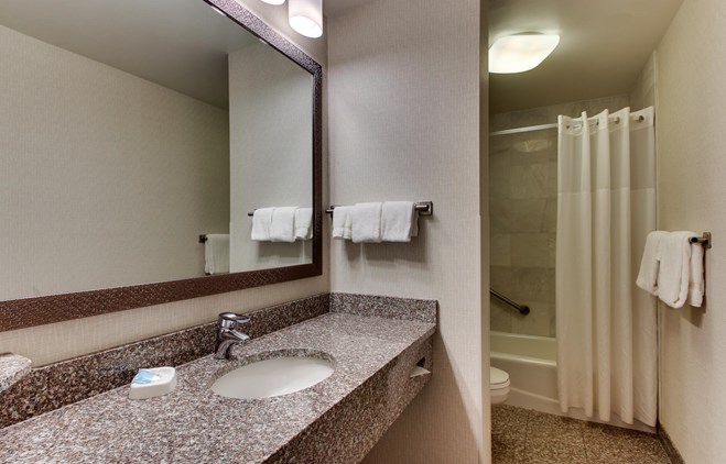 Drury Inn & Suites Meridian - Two-room Suite Guestroom