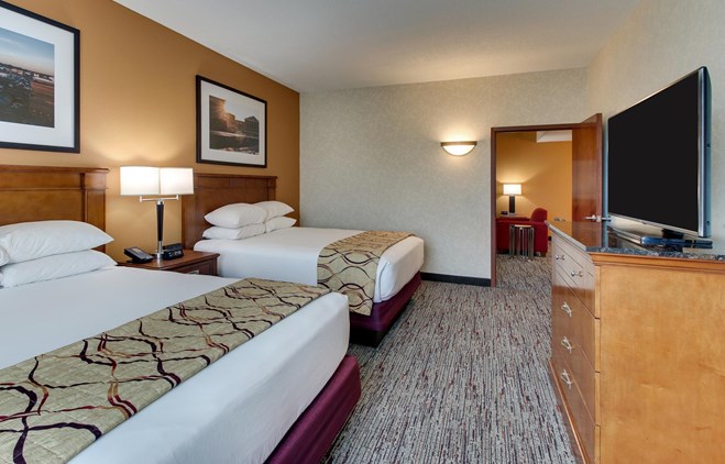 Drury Inn & Suites Meridian - Two-room Suite Guestroom