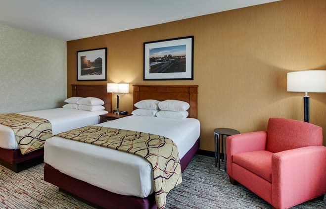 Drury Inn & Suites Meridian - Deluxe Queen Guestroom