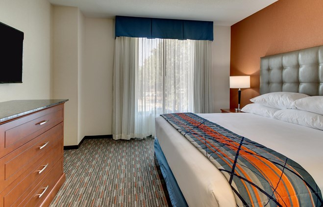 Drury Inn & Suites Knoxville - Two-room Suite Guestroom