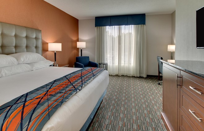 Drury Inn & Suites Knoxville - Deluxe King Guestroom