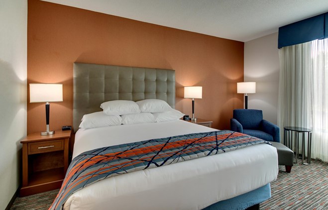 Drury Inn & Suites Knoxville - Deluxe King Guestroom