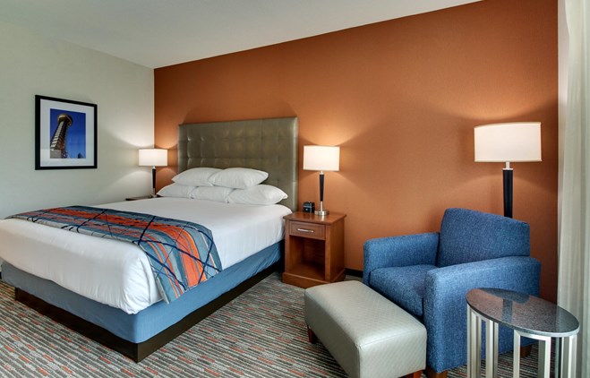 Drury Inn & Suites Knoxville - Deluxe King Guestroom