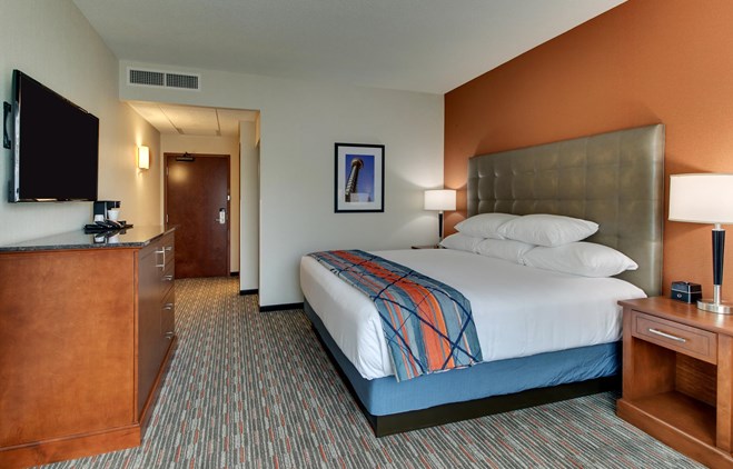 Drury Inn & Suites Knoxville - Deluxe King Guestroom