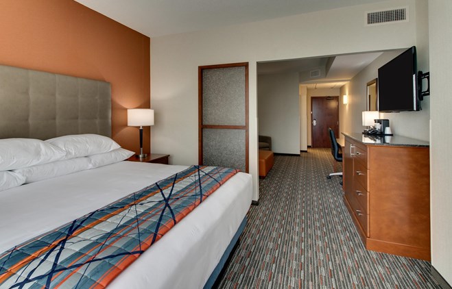 Drury Inn & Suites Knoxville - Deluxe King Guestroom