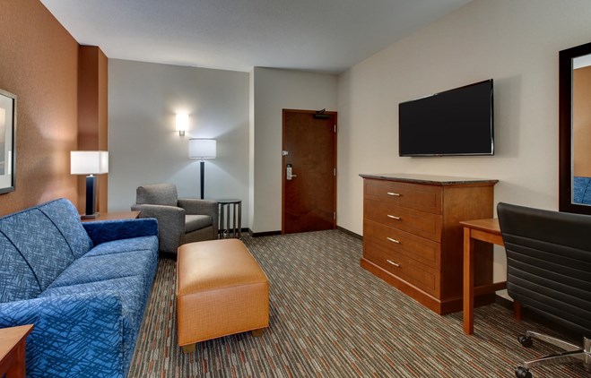 Drury Inn & Suites Knoxville - Two-room Suite Guestroom