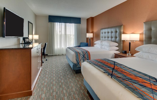 Drury Inn & Suites Knoxville - Deluxe Queen Guestroom