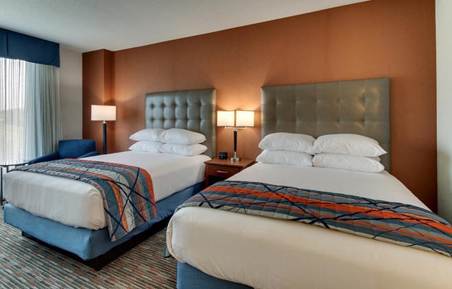Drury Inn & Suites Knoxville - Deluxe Queen Guestroom