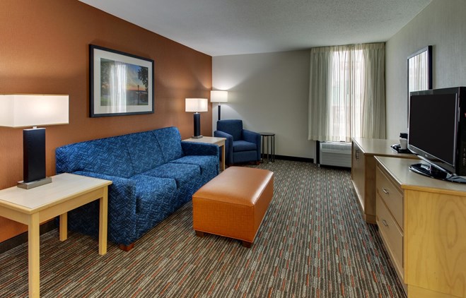 Pear Tree Inn Cape Girardeau West - Two-room Suite Guestroom