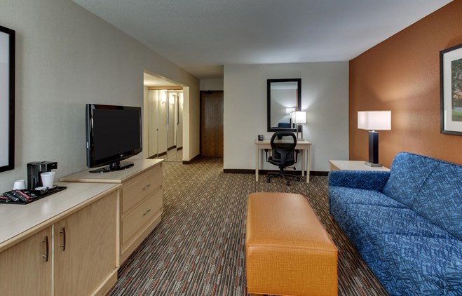 Pear Tree Inn Cape Girardeau West - Two-room Suite Guestroom