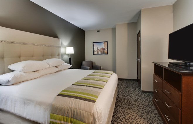 Drury Plaza Hotel Milwaukee Downtown - Two-room Suite Guestroom