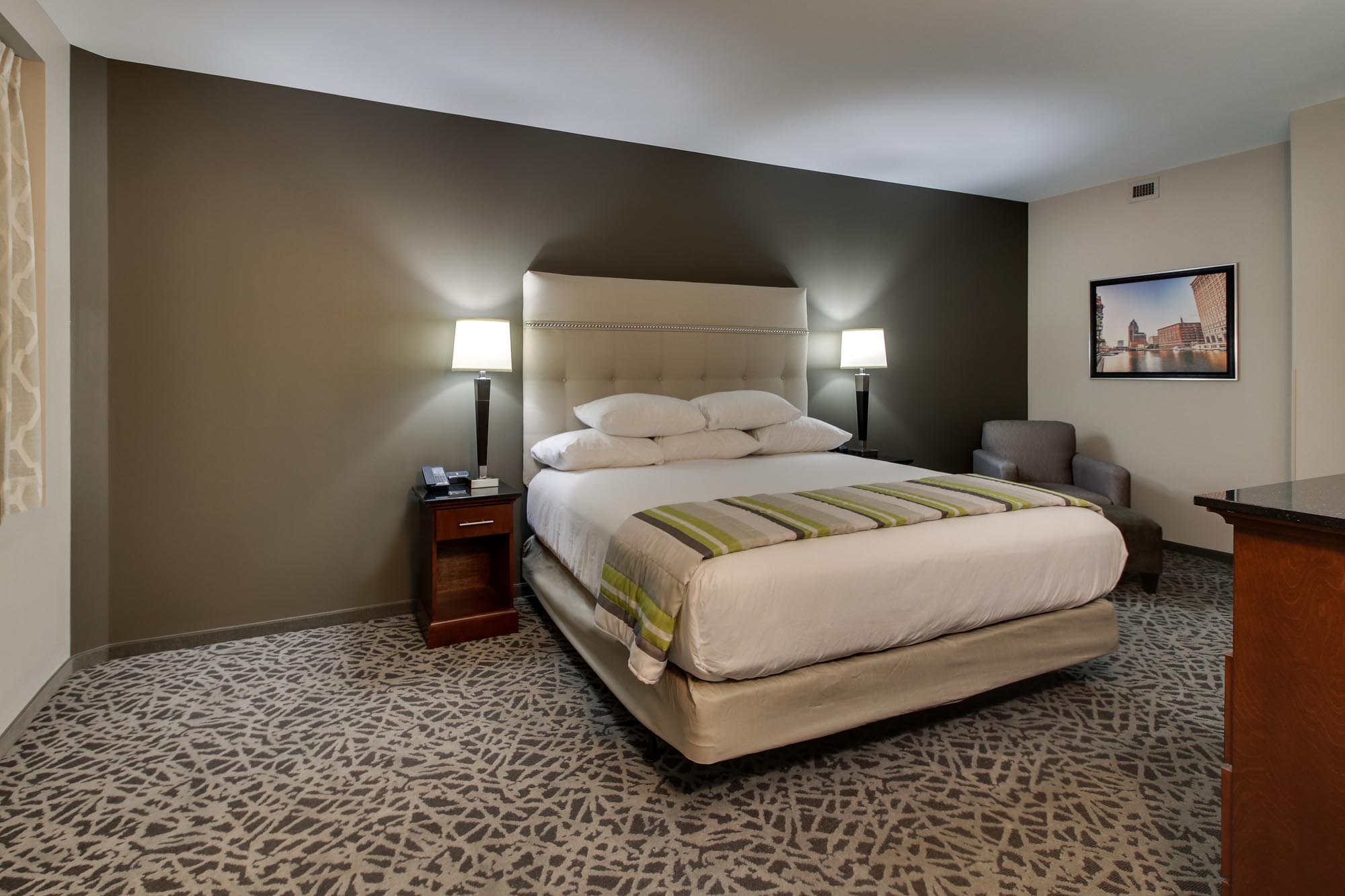 Drury Plaza Hotel Milwaukee Downtown - Two-room Suite Guestroom