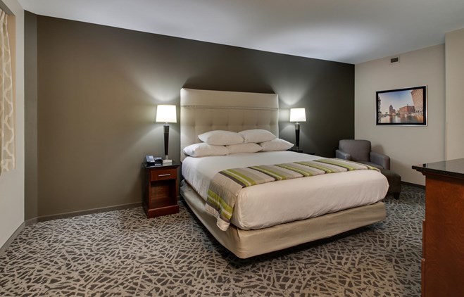 Drury Plaza Hotel Milwaukee Downtown - Two-room Suite Guestroom