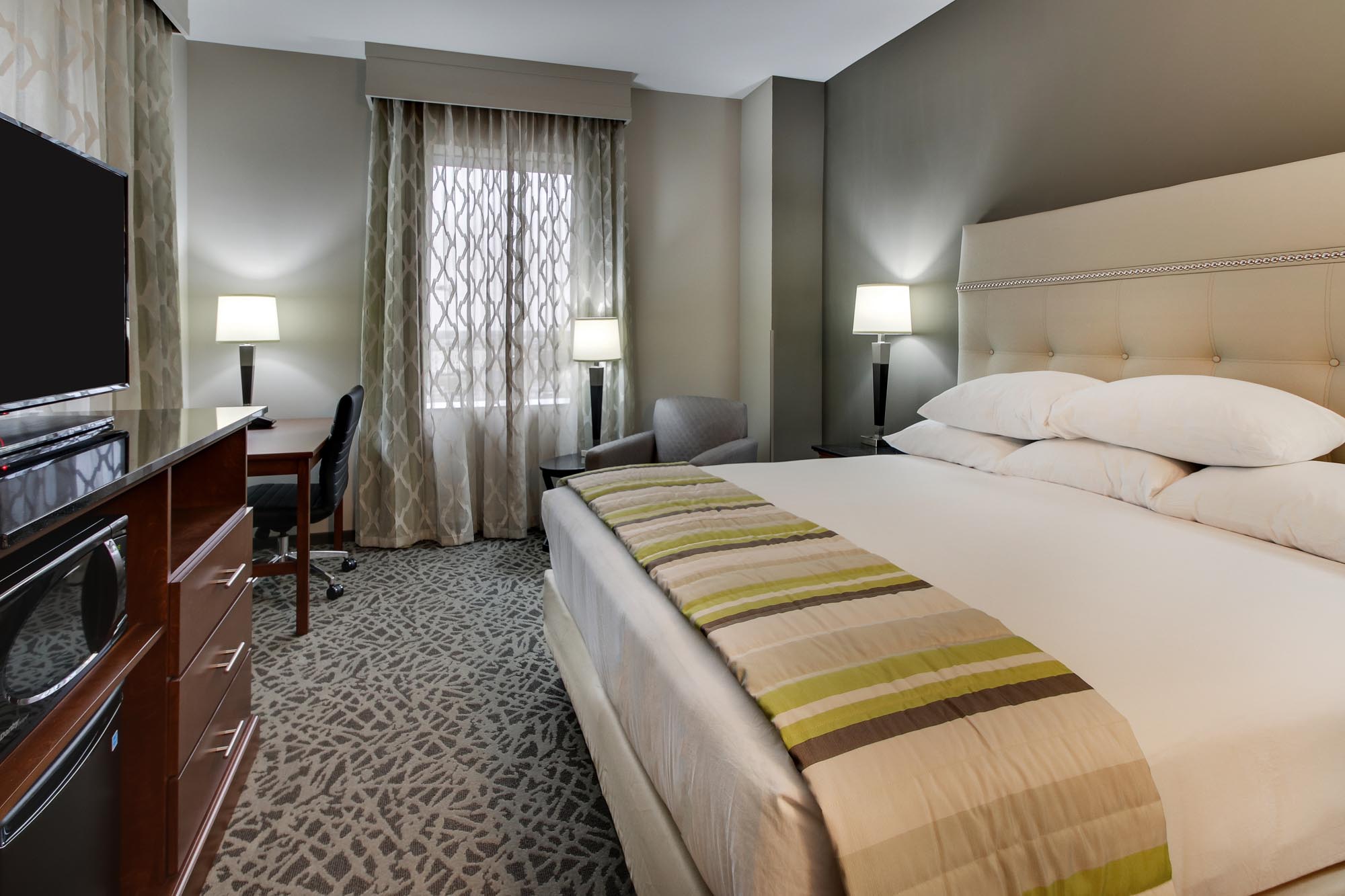 Drury Plaza Hotel Milwaukee Downtown - Deluxe King Guestroom