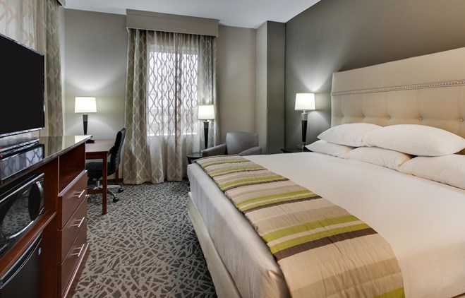 Drury Plaza Hotel Milwaukee Downtown - Deluxe King Guestroom