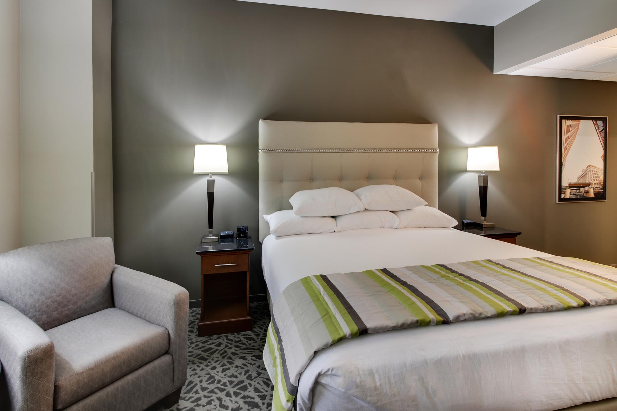 Drury Plaza Hotel Milwaukee Downtown - Deluxe King Guestroom