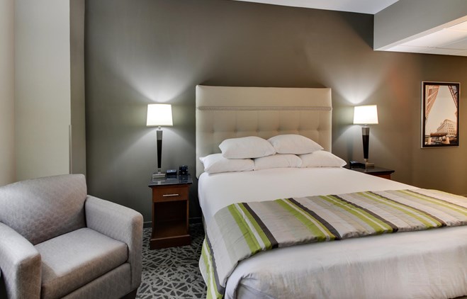 Drury Plaza Hotel Milwaukee Downtown - Deluxe King Guestroom