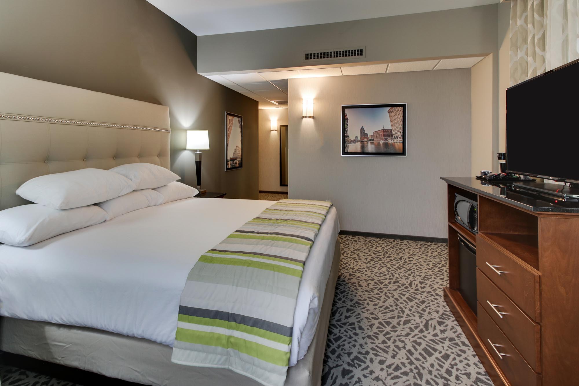 Drury Plaza Hotel Milwaukee Downtown - Deluxe King Guestroom