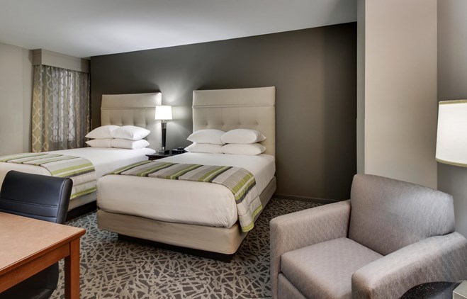 Drury Plaza Hotel Milwaukee Downtown - Deluxe Queen Guestroom