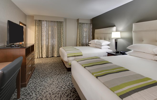 Drury Plaza Hotel Milwaukee Downtown - Deluxe Queen Guestroom