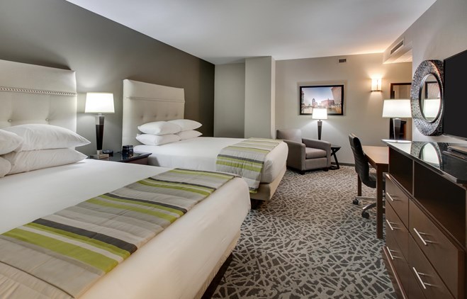 Drury Plaza Hotel Milwaukee Downtown - Deluxe Queen Guestroom