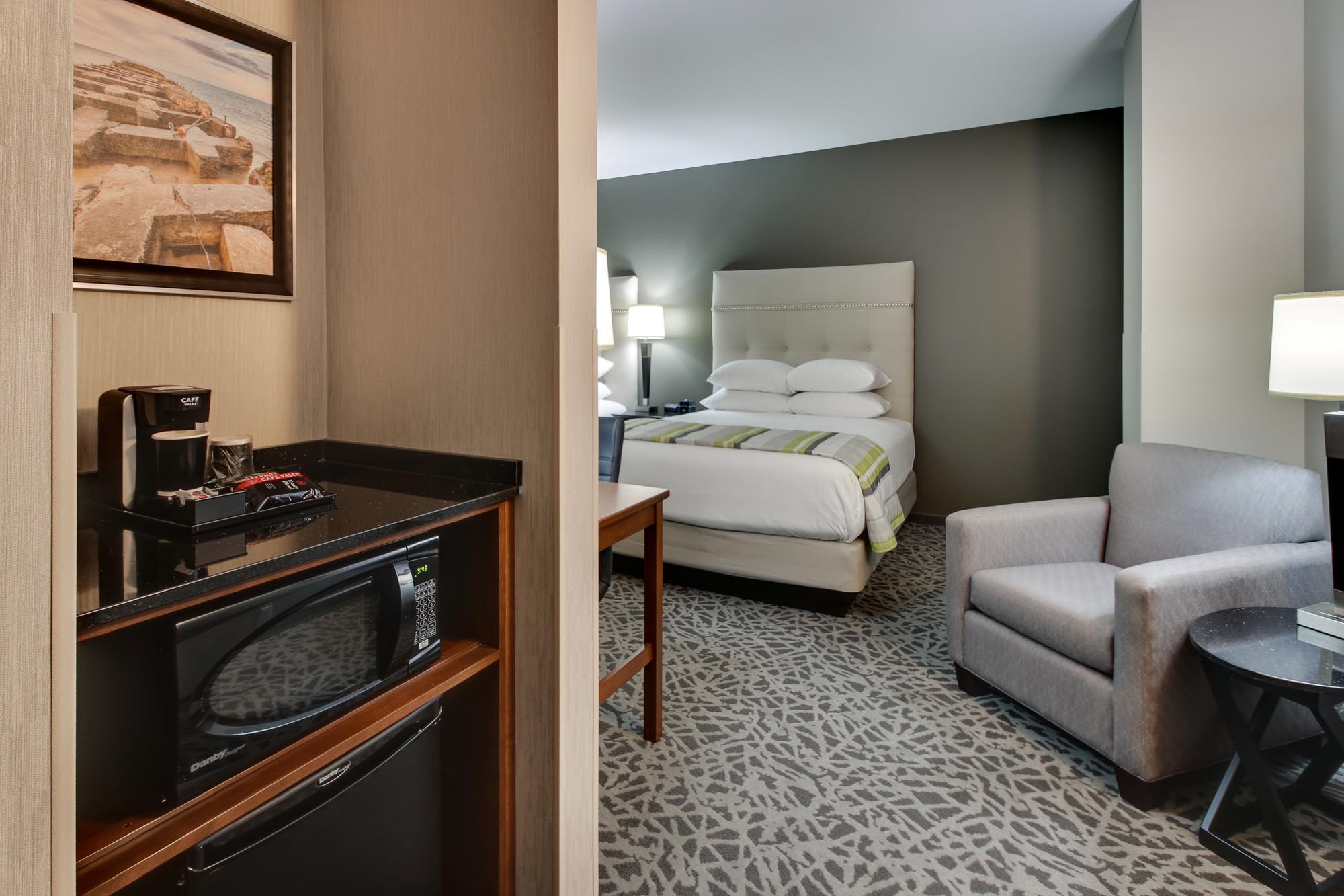 Drury Plaza Hotel Milwaukee Downtown - Deluxe Queen Guestroom