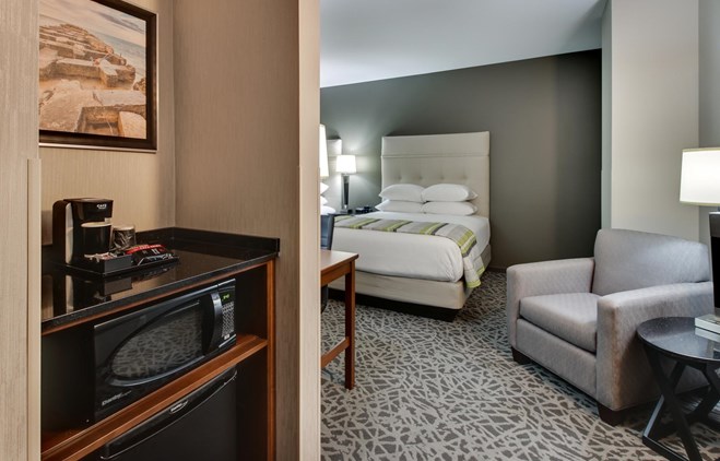 Drury Plaza Hotel Milwaukee Downtown - Deluxe Queen Guestroom