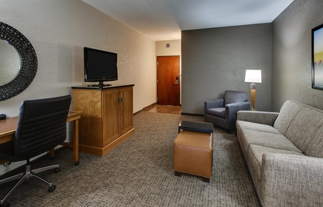 Drury Inn & Suites Phoenix Happy Valley - Two-room Suite Guestroom
