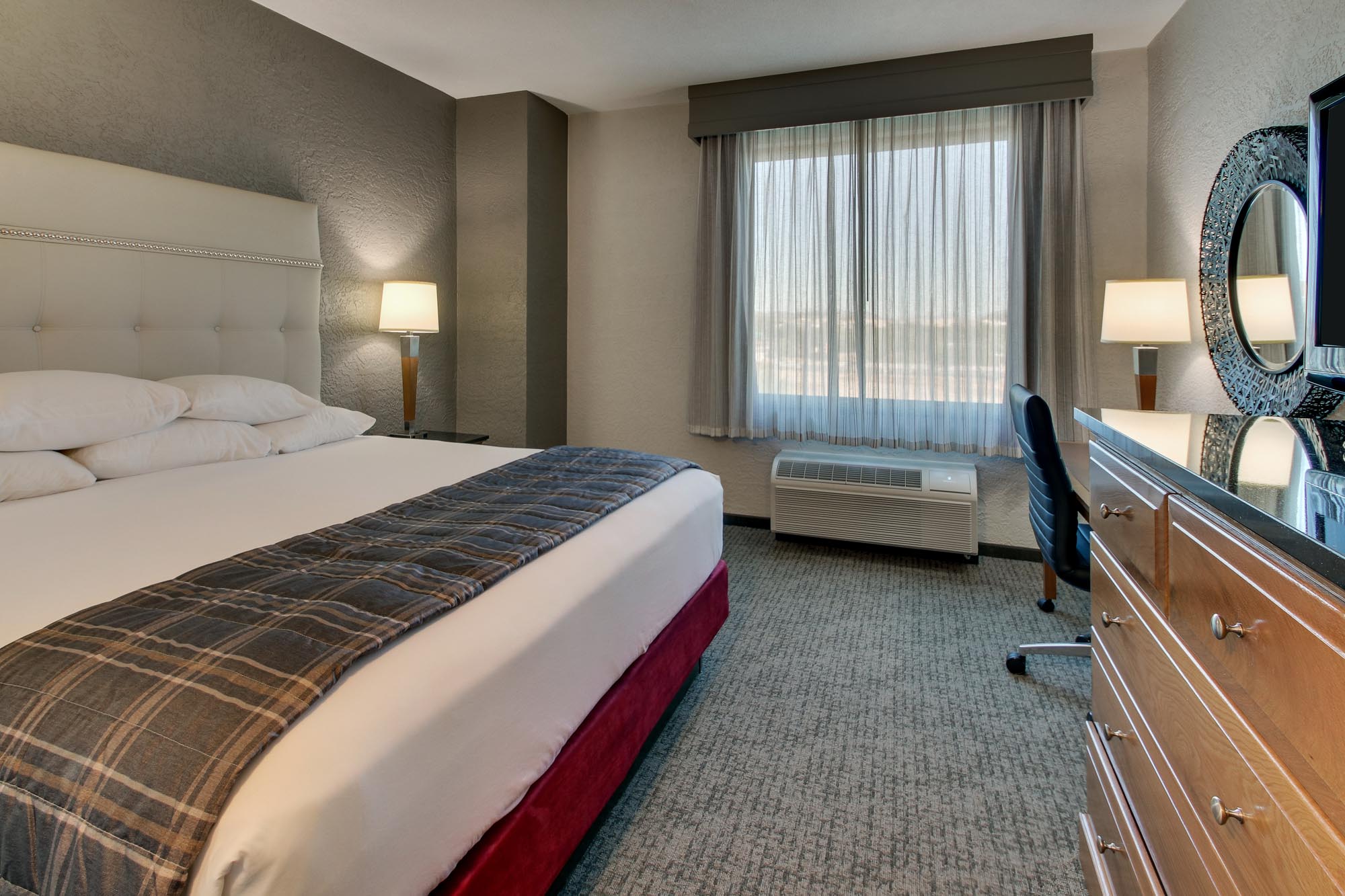 Drury Inn & Suites Phoenix Happy Valley - Deluxe King Guestroom