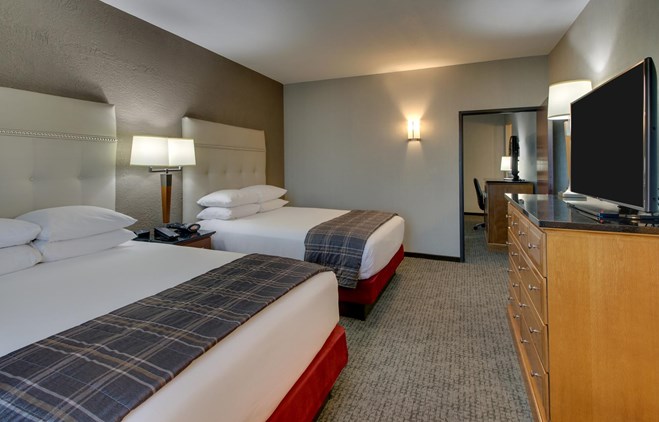 Drury Inn & Suites Phoenix Happy Valley - Two-room Suite Guestroom