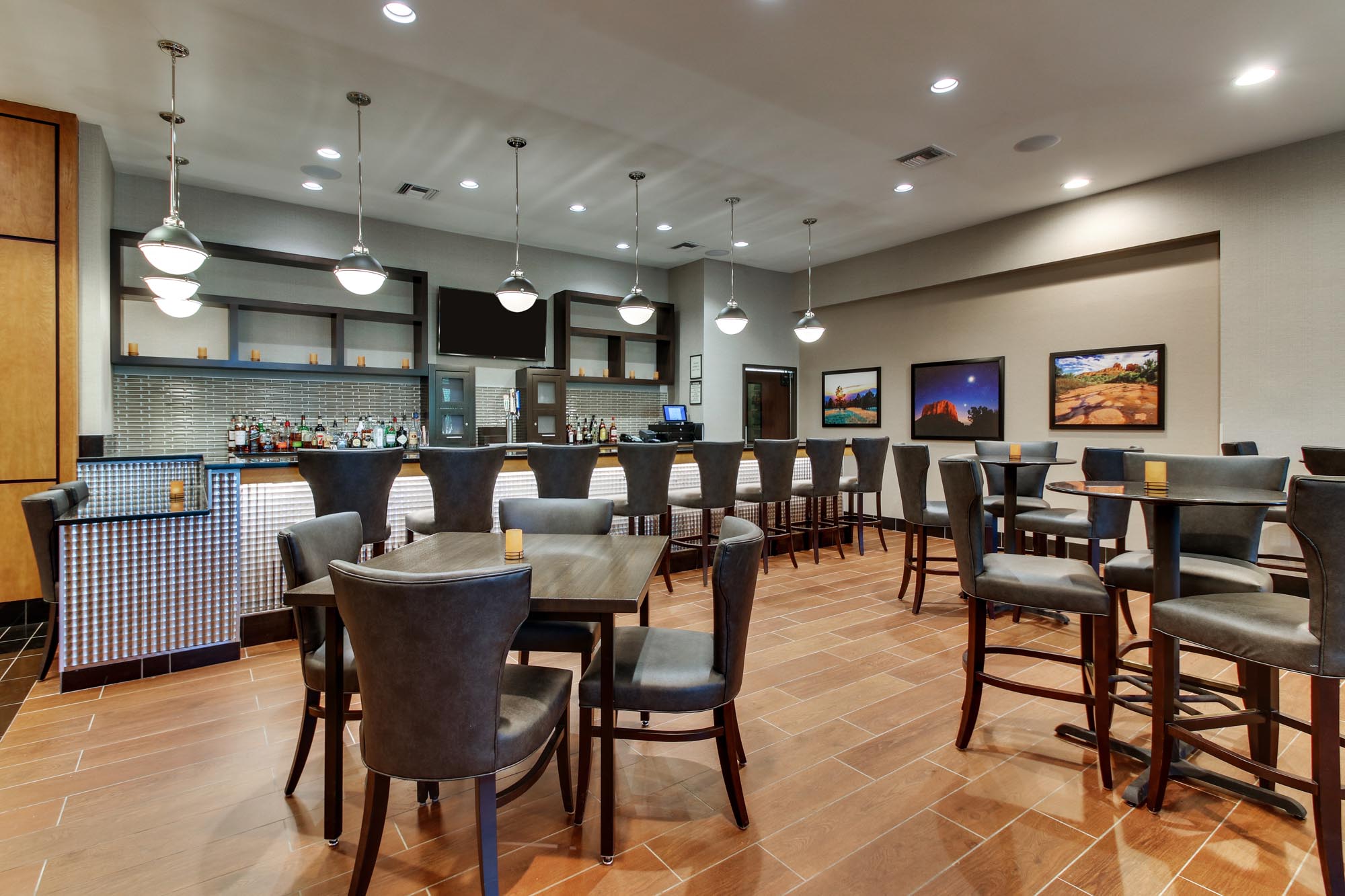 Drury Inn & Suites Phoenix Happy Valley - Kitchen and Bar